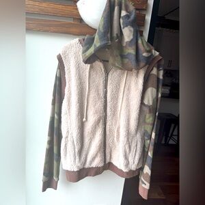 Nwt hem and thread camo Sherpa jacket small